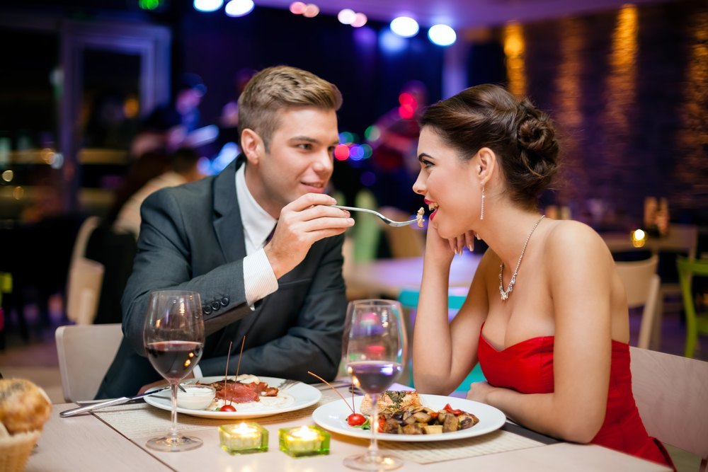 Парни подарили знакомым лесбиянкам шлюхам романтический вечер в одном из лучших ресторанов