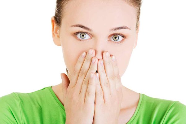 Запах гнили изо рта: причины и лечение