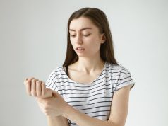 почему чешется правое запястье и что это может означать