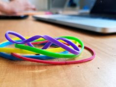 Сплетение игрушки на рогатке из резинок