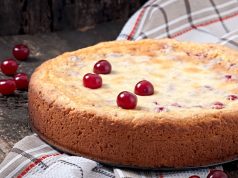 Кефирный пирог со смородиновым вареньем