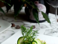 Тунцовый салат с яйцом, кукурузой и огурцом