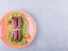 Салат с соленым огурцом и копченой колбасой