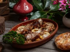 Печень с луком в сметане на сковороде