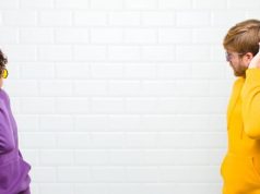 Как справиться с шумными соседями сверху