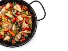 Капуста с овощами в сковороде