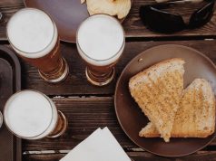 Веселые тосты для гостей за столом