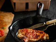 Свинина в подливе на сковороде: рецепт