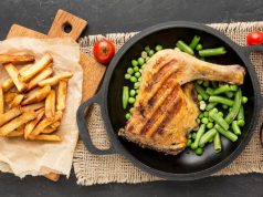 Свинина с замороженными овощами на сковороде