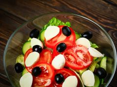 Салат с оливками, помидорами и огурцами